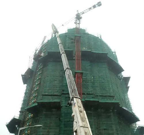 津市吊车在工地上作业